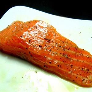 Cách làm cá hồi xông khói sốt ngò