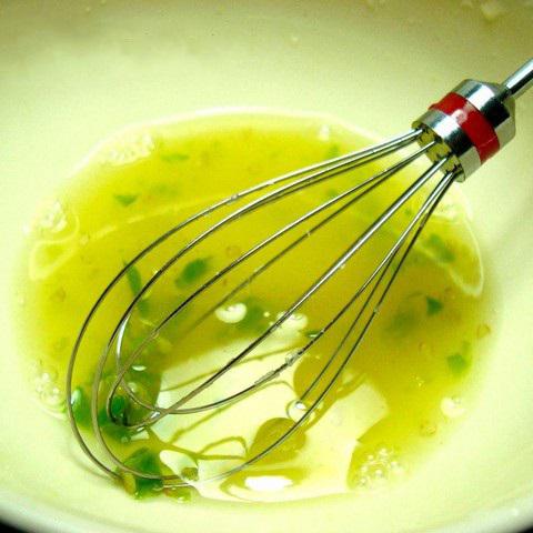 Cách làm cá hồi xông khói sốt ngò