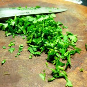 Cách làm cá hồi xông khói sốt ngò