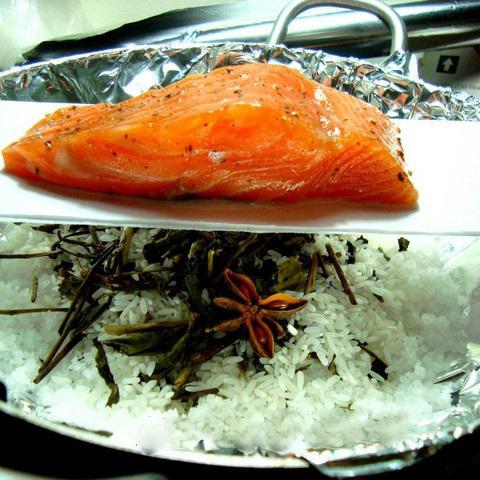 Cách làm cá hồi xông khói sốt ngò