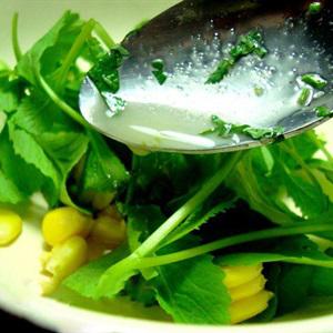 Cách làm cá hồi xông khói sốt ngò