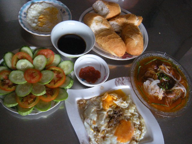 Cá hộp và trứng ốp-la