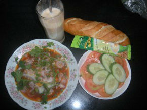 Cá hộp và trứng ốp-la