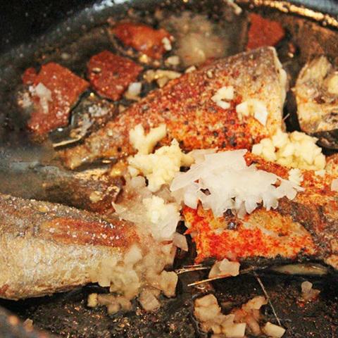 Cách làm cá kho dưa chua