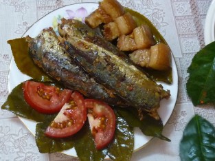 Cá kho lá trà xanh