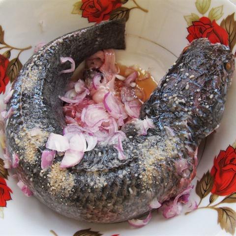 Cách làm cá lóc hấp sả chanh