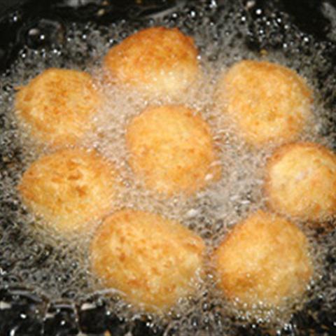 Cách làm cá ngừ bọc trứng cút