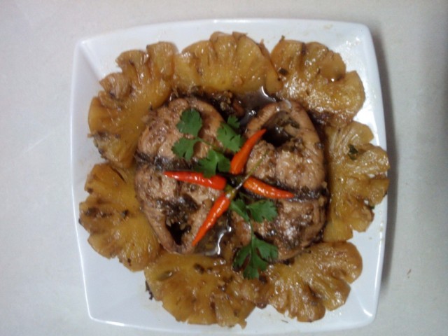 Cá ngừ kho nước dừa và thơm