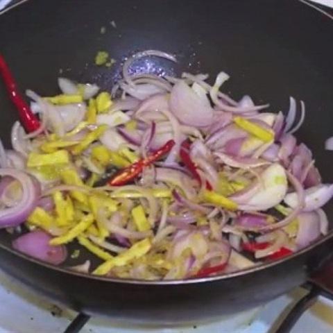 Cách làm cá ngừ om nước cốt dừa