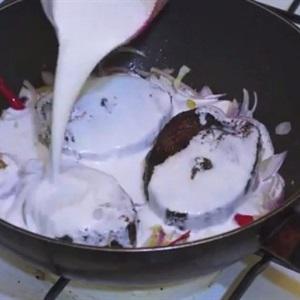 Cách làm cá ngừ om nước cốt dừa