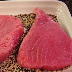 Cách làm cá ngừ tẩm mè áp chảo