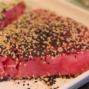 Cách làm cá ngừ tẩm mè áp chảo