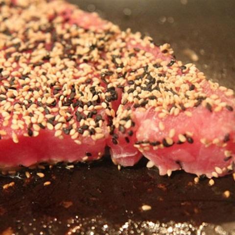 Cách làm cá ngừ tẩm mè áp chảo