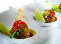 Cá ngừ trộn gia vị với trứng cá hồi