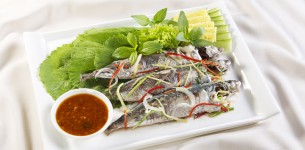 Cá nục hấp cuốn cải xanh