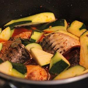 Cách làm cá nục kho bí ngòi