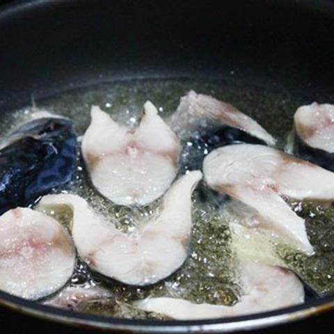 Cách làm cá nục kho cà chua và dứa