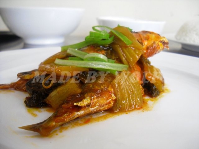 Cá nục kho cải chua xí muội