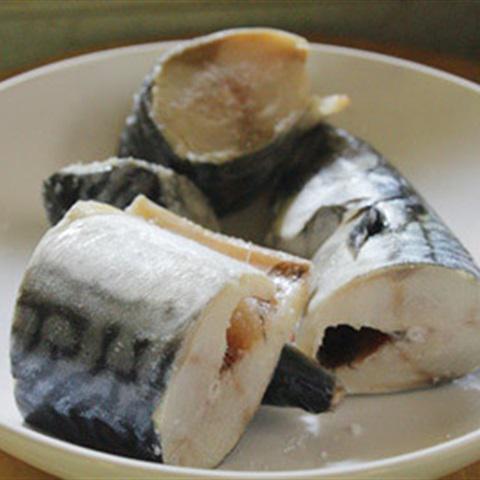 Cách làm cá nục kho chuối xanh