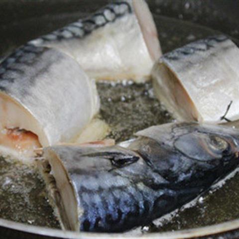 Cách làm cá nục kho chuối xanh