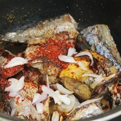 Cách làm cá nục kho dưa cải chua