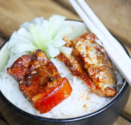 Cá nục kho riềng và trà xanh