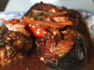 Cá nục kho riềng