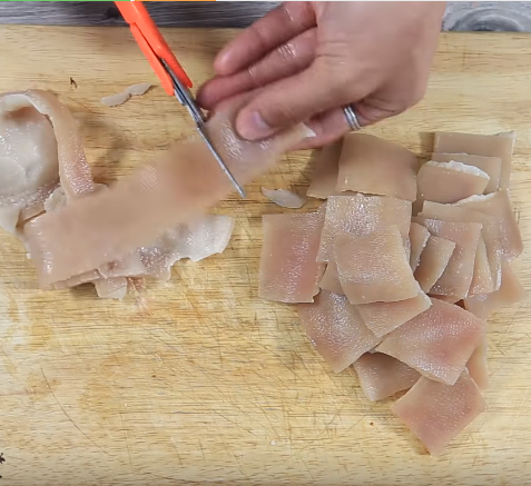 Cá nục kho tương gừng đậm đà, hấp dẫn cho bữa tối sum vầy