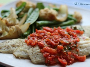 Cá nướng ăn với sốt cà chua