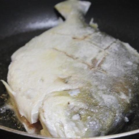 Cách làm cá om nấm và cà chua