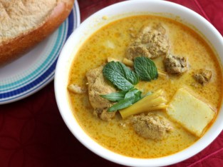 Cà-ri gà nóng hổi vừa thổi vừa ăn