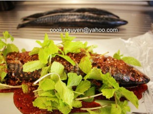 Cá saba cuộn giấy bạc và rau mùi