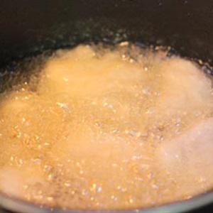 Cách làm cá sốt nấm và bí ngòi