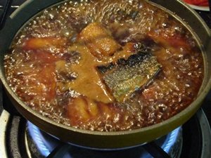 Cá thu một nắng kho cùng thịt ba chỉ