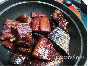 Cá thu một nắng kho cùng thịt ba chỉ