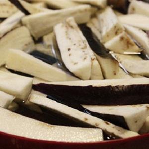 Cách làm cà tím xào gừng