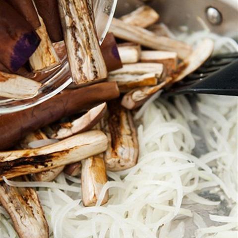 Cách làm cà tím xào hành tây