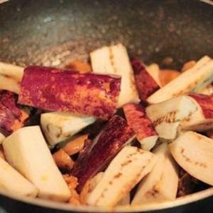 Cách làm cà tím xào mề gà