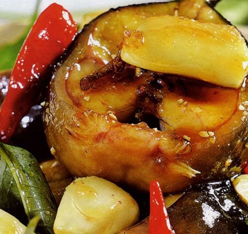 Cá trê đồng kho rau răm