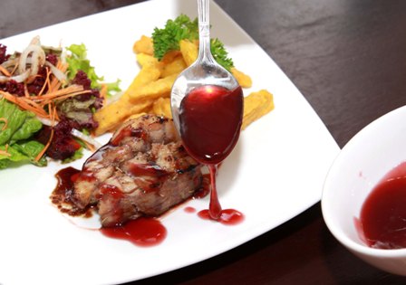 Cá trê lai sốt vang