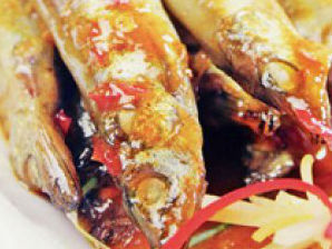 Cá trứng kho nghệ, ớt