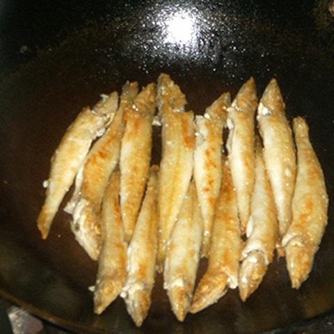 Cách làm cá trứng sốt tỏi gừng