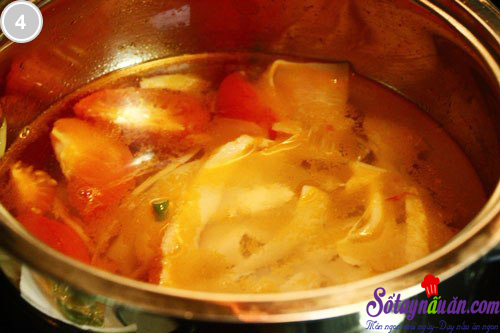 Cá viên nấu măng và cà chua