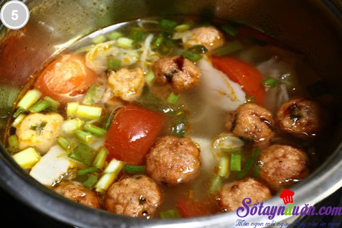 Cá viên nấu măng và cà chua