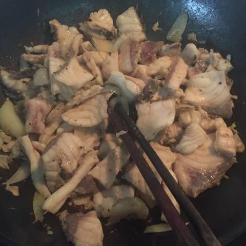 Cách làm cá xào cần nước