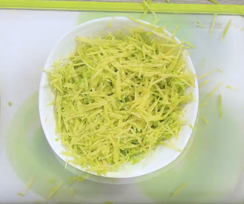 Cách làm bánh bông lan xốp mịn như mây chỉ bằng nồi cơm điện