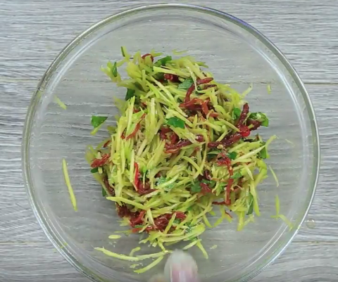 Cách làm bánh bông lan xốp mịn như mây chỉ bằng nồi cơm điện