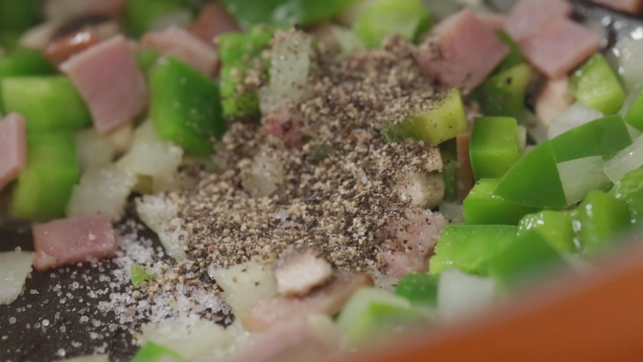 Cách làm bánh gạo chiên lắc phô mai khiến giới trẻ phát cuồng