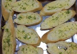 Cách làm bánh mì bơ tỏi đơn giản, thơm ngon