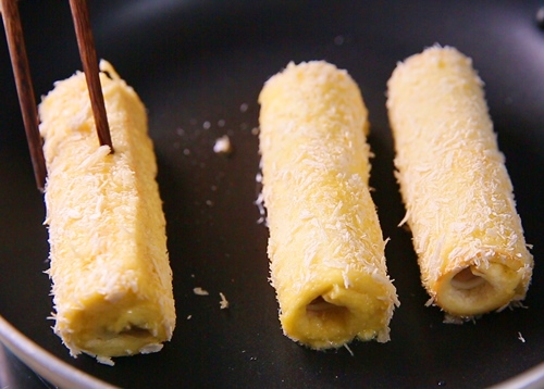 Cách làm bánh mì cuộn xúc xích ngon miệng